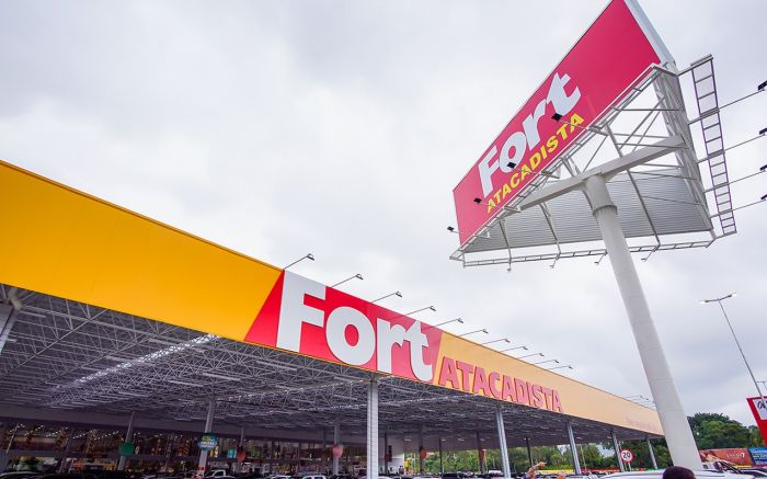 Interessados na vagas devem ir até uma das lojas do Fort Atacadista supermercado
(Foto: Divulgação)