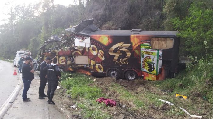 Ônibus bateu contra um paredão de pedras
(foto: divulgação)