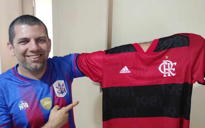 O contemplado leva uma camiseta do Flamengo, autografada pelos jogadores do time. (Foto: Leitor)