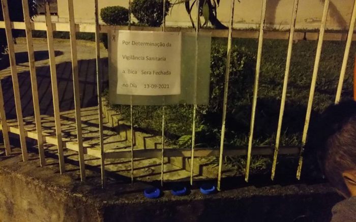 A Vigilância Sanitária explica que possui uma sinalização própria para quando precisa fazer algum serviço. (Foto: Leitora)