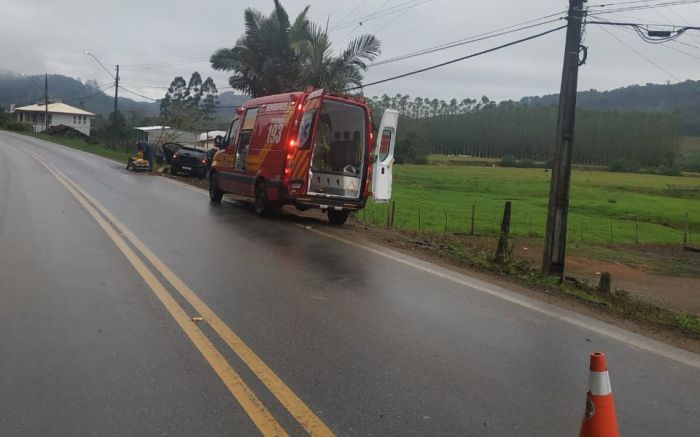 Uma das vítimas não usava cinto de segurança e foi arremessada para fora do carro Foto: Divulgação/ Corpo de Bombeiros
