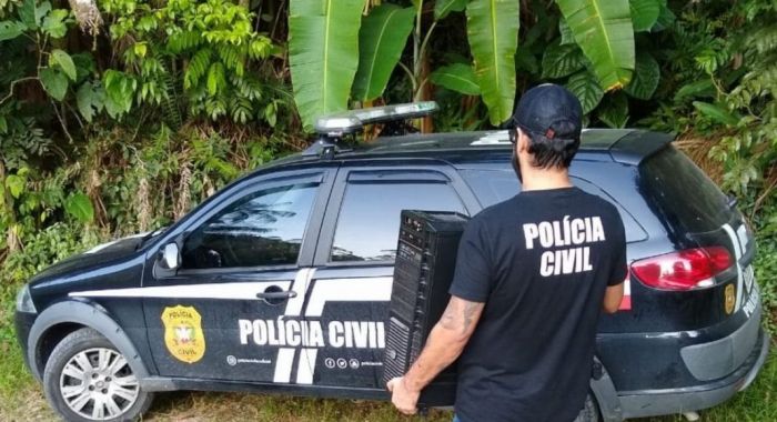 De acordo com as investigações, o acusado enviava fotos nuas e pedia imagens dos garotos Foto: Divulgação/ Polícia Civil