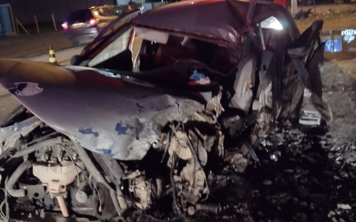 Motorista foi retirado já sem vida das ferragens do Celta (Foto: Divulgação Bombeiros)