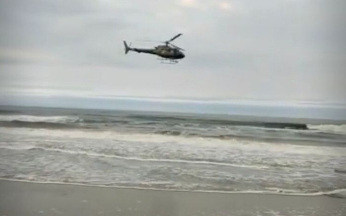 Bombeiros usam helicóptero e jet skis para tentar localizar corpo da vítima Foto: Divulgação