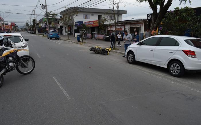 Batida foi tão forte que arremessou o motociclista e quebrou o para-brisa traseiro do automóvel Foto: Divulgação/ Agentes Trânsito