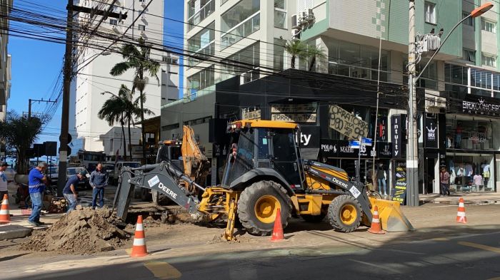 Avenida está alagada e requer atenção dos motoristas Foto/ Vídeo: Biel Carboni