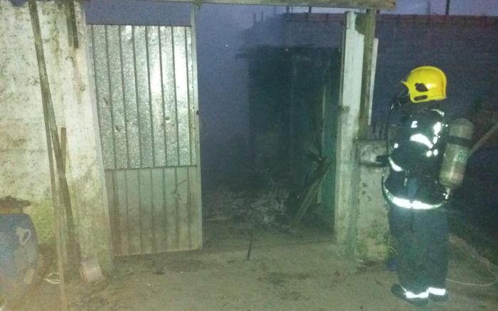 Fogo se espalhou rápido e consumiu residência (Foto: Divulgação/Bombeiros)