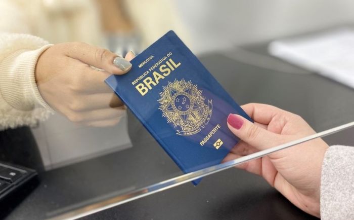 Pessoa agenda atendimento pelo site e vai presencialmente no posto da PF do Itajaí Shopping (Foto: Divulgação)