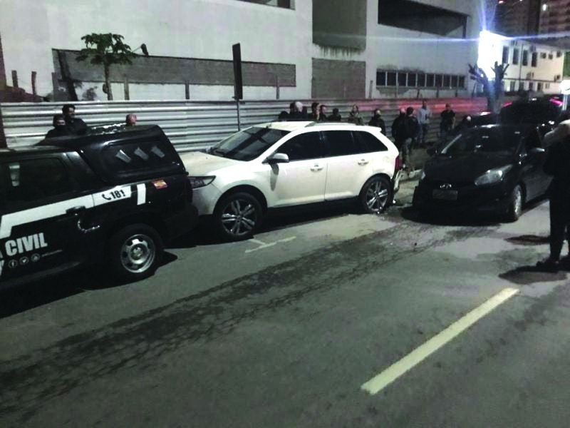 Carro da Deic foi atingido pela motora