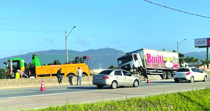Pistas ficaram trancadas por três horas (FOTO: LEITOR)