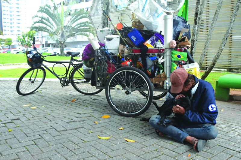 Animais de moradores de rua não têm acesso à castração e ninhadas agravam o problema (foto: João Batista)