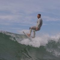 Tubarão dá susto em surfista na praia central de Balneário