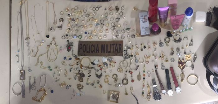 Joias e produtos de higiene pessoal que foram furtados acabaram recuperações  Foto: Divulgação/ Polícia Militar