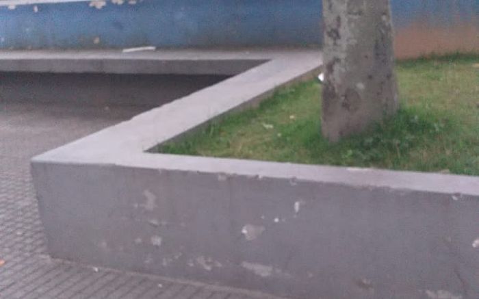 Ele foi encontrado caído em banco de praça
(Foto: leitor)