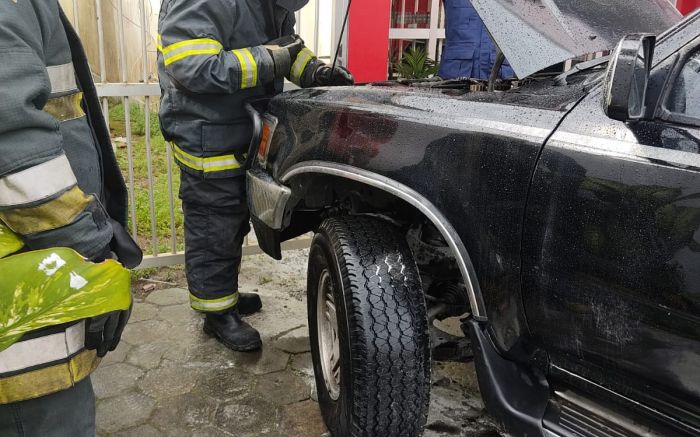Chamas iniciaram quando o condutor deu a partida no veículo Foto: Divulgação/ Corpo de Bombeiros