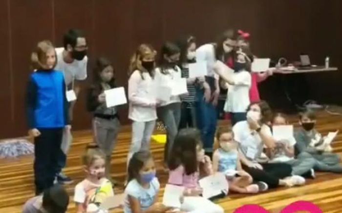 A ação busca educar musicalmente, por meio da brincadeira, com a utilização de sons extraídos de instrumentos tradicionais e alternativos. Crédito: Divulgação