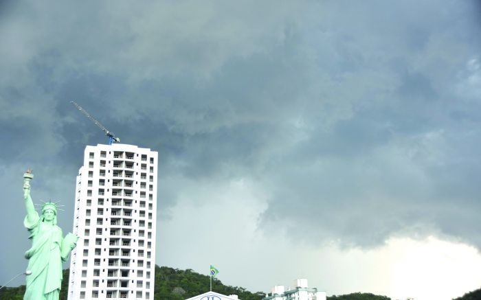 Tempo deve ficar nublado e com chuva por 10 dias
(Foto: Divulgação)