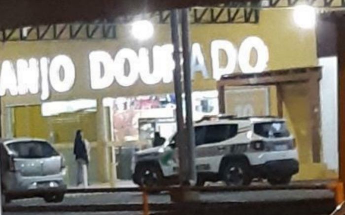 Comércio estava fechando quando foi invadido
(foto: divulgação)