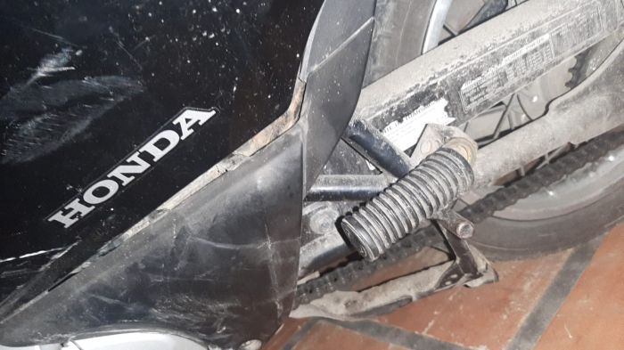 Motorista aprendendo a dirigir detona Biz no centro de Itajaí (Foto: Leitor)