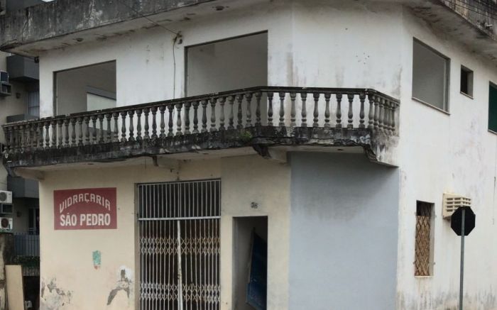 Prédio da esquina será demolido nessa sexta-feira
(Foto: da redação)