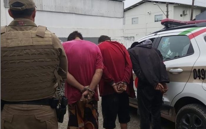 Trio foi preso com carro furtado
(Foto: Divulgação)