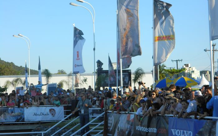 Competição atrai moradores e turistas para a Vila da Regata (Foto: Arquivo)