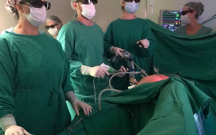 Equipe médica utilizou óculos especiais para enxergar o corpo do paciente em terceira dimensão