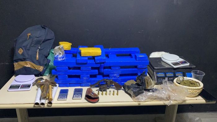 Traficante foi preso com drogas e armas (Foto: Divulgação)