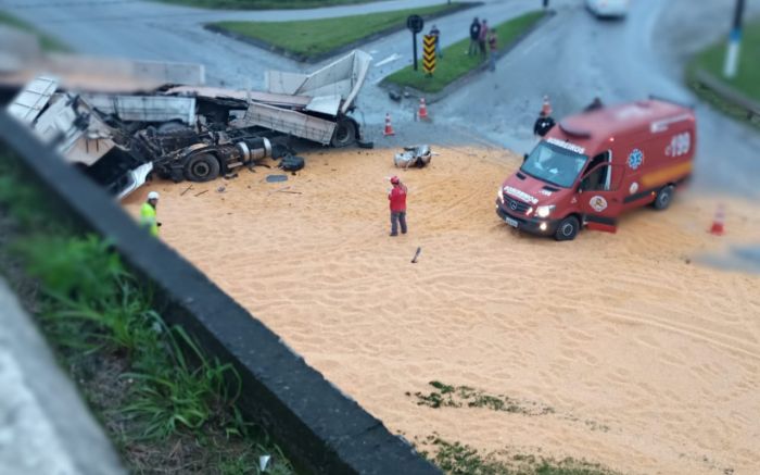 Acidente foi na entrada para a rodovia Variante, em Penha (Foto: Divulgação/Bombeiros Voluntários Penha)