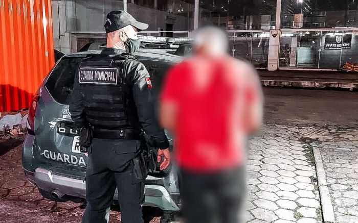 O bandido foi detido pelos funcionários do estabelecimento Foto: Divulgação/ GMBC