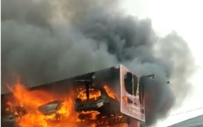 Seis carros arderam em chamas (Foto: Reprodução)
