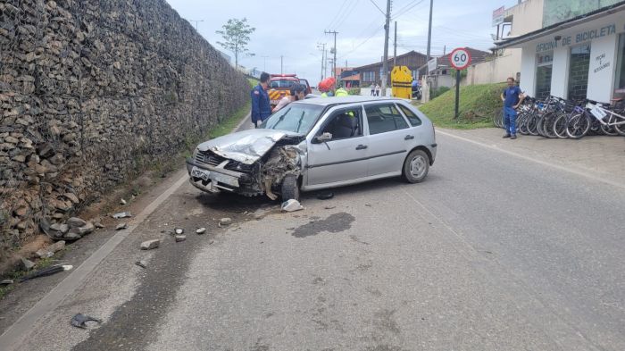 Duas pessoas ficaram feridas
(Foto: Divulgação)