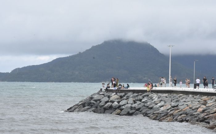 Tempo deve seguir fechado durante o domingo (Foto: João Batista)