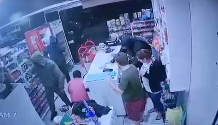Um funcionário foi baleado de raspão no pescoço; cliente também foi ferida (Foto: Reprodução)