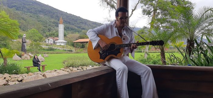 O artista Rogério Cordoni fará uma bela apresentação a aquelas que já se foram. (Foto: Divulgação)