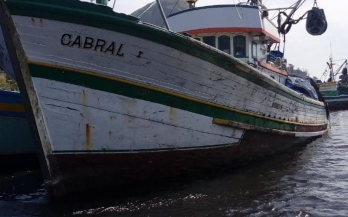 Barco bateu em pedras e naufragou no Rio
(foto: divulgação)