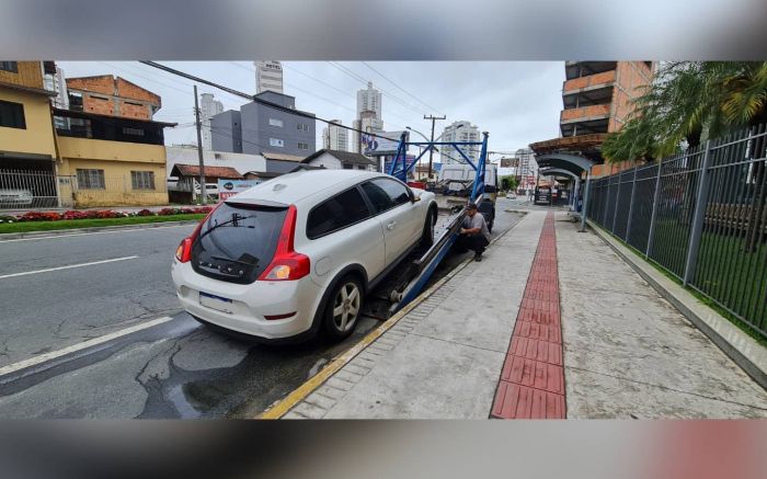 Estacionar no ponto de ônibus, além da remoção do automóvel, rende uma multa de R$ 130,16 e 4 pontos na CNH Foto: Divulgação