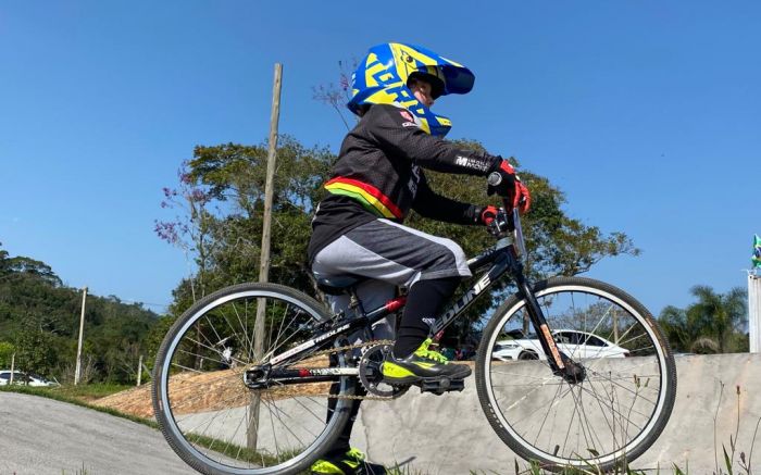 Gabriel tem seis anos e já é fera no esporte radical
(Foto: divulgação)