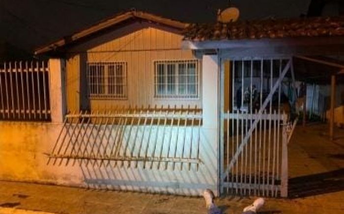Homem estava armado com duas facas e ameaçava a mulher e os PMs
(Foto: leitor)