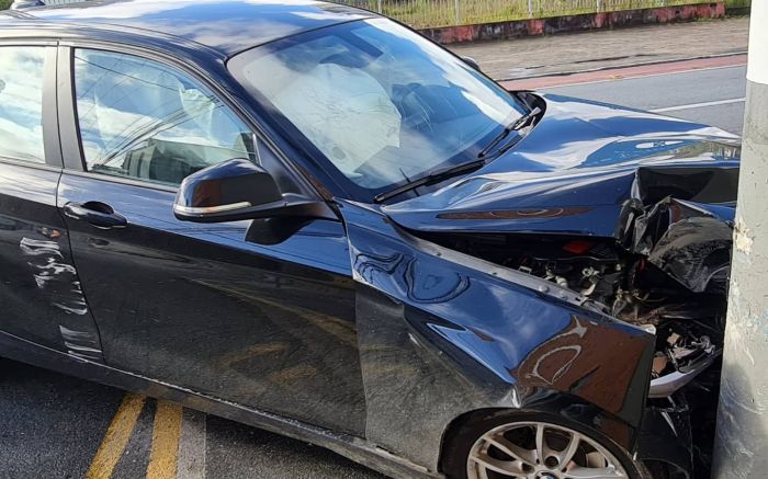 Carro “abraçado” ao poste na esquina das ruas Heitor Liberato e Maria da Glória
(Foto: Divulgação Agentes de Trãnsito)