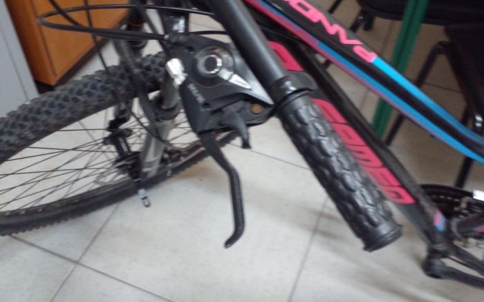 A bicicleta teve o banco solto, os pneus esvaziados e o freio travado Foto: Divulgação/ Denunciante