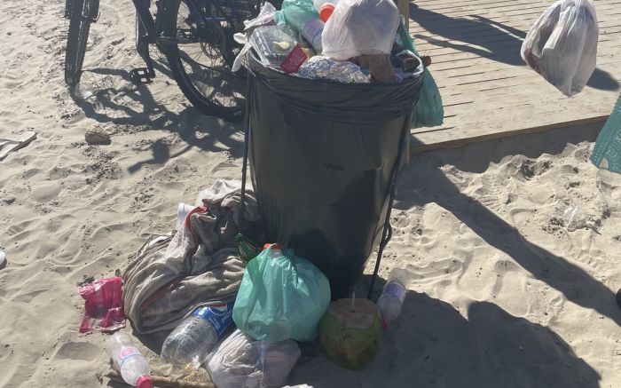 Frequentadores das praias criticaram a falta de limpeza no feriado
Fotos: Leitor