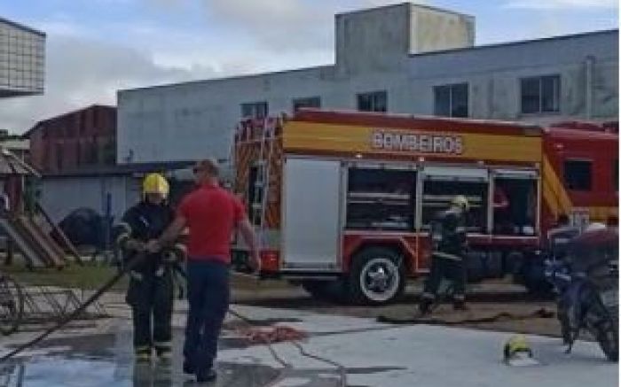 Laudo dos bombeiros apontará a causa do incêndio (Foto: Leitor)