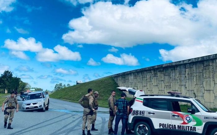 Fujões bateram em caminhão, estouraram cancela da Autopista e, com pneu furado, acabaram cercados
Foto Divulgação.