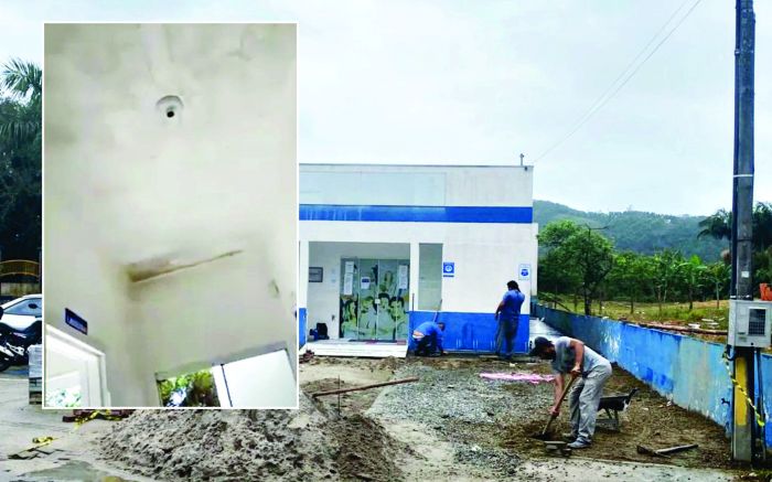 No detalhe da foto, teto da unidade com mofo e umidade; na foto melhor, da prefeitura, melhorias que já começaram na parte externa. Divulgação.