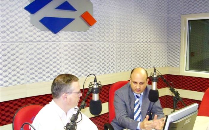 Juiz Edson Mendonça, à direita, numa entrevista à Rádio Aliança FM
Foto: Aliança FM.