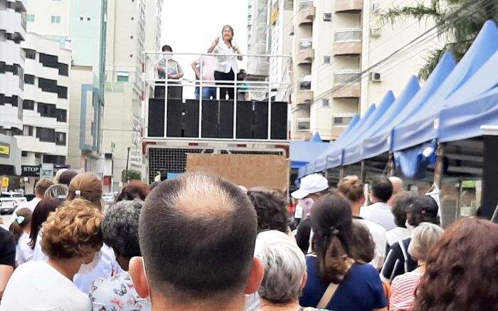 Professora Dalila discursa em trio elétrico, com apoio da atual presidente do conselho de Assistência Social. Foto Divulgação. 