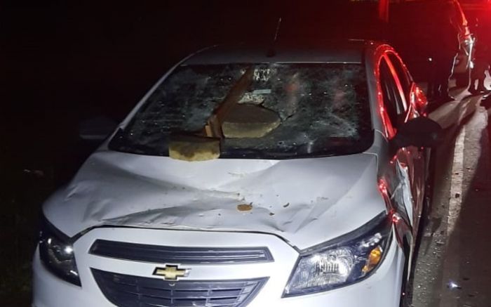 Grupo depredou o carro do acusado (Foto: Divulgação)