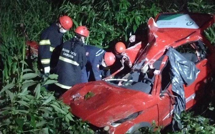 Desencarceramento da vítima fatal deu trabalho; outros dois passageiros foram para o pronto atendimento de Garuva. Foto Divulgação.