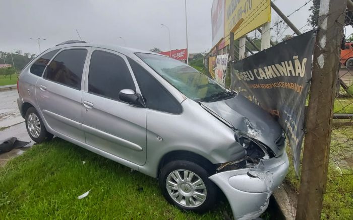 Motociclista e motorista foram socorridos
(Foto: Divulgação)